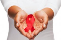 艾滋病常常有五个标志，符合一半以上，抽时间去医院